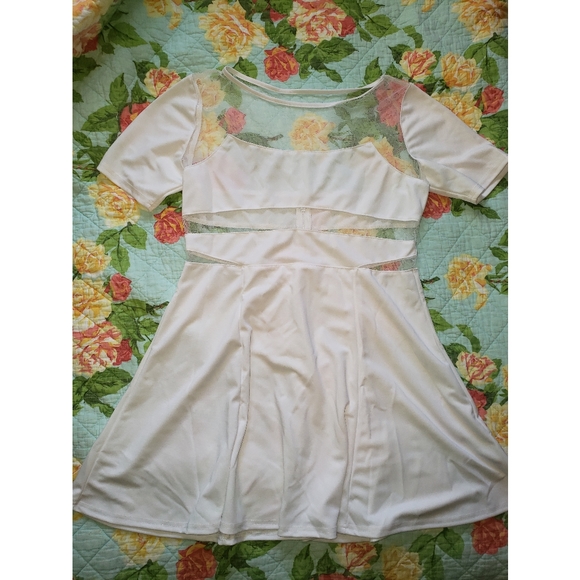 White dress with mesh details - Picture 4 of 4